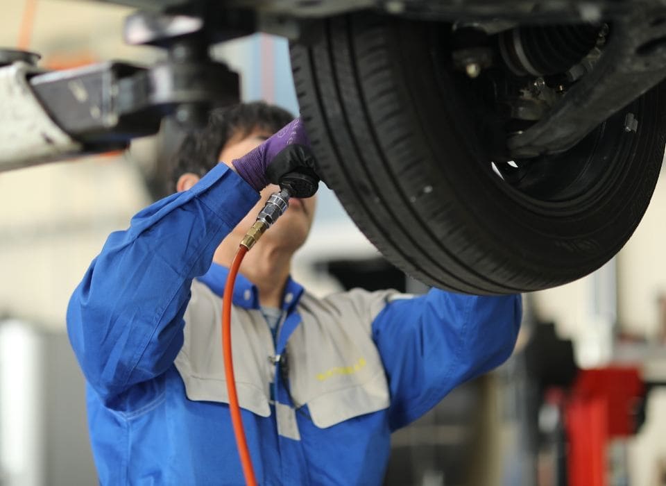 車の修理をしている様子