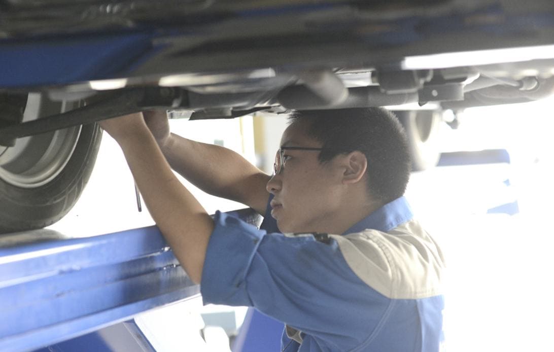 車の点検をしている男性