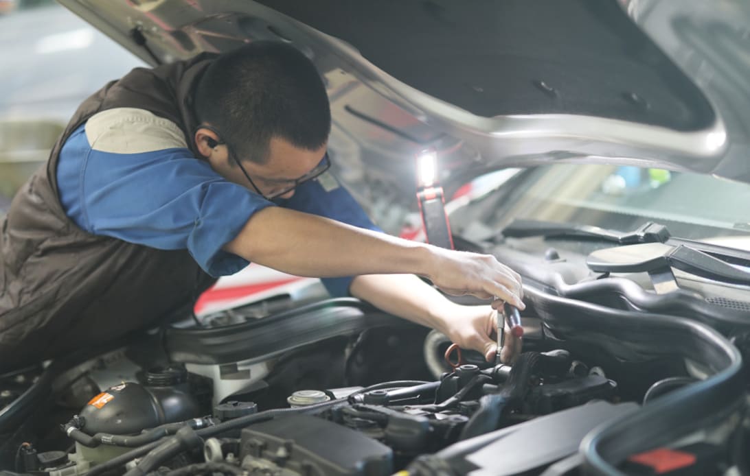 車の点検をしている男性